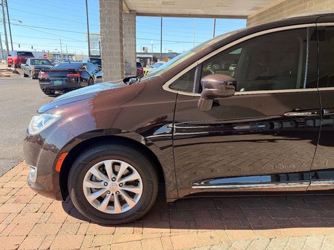 Used 2019 Chrysler Pacifica Touring-L image 4