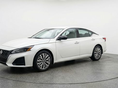 Used 2025 Nissan Altima 2.5 SV image 3