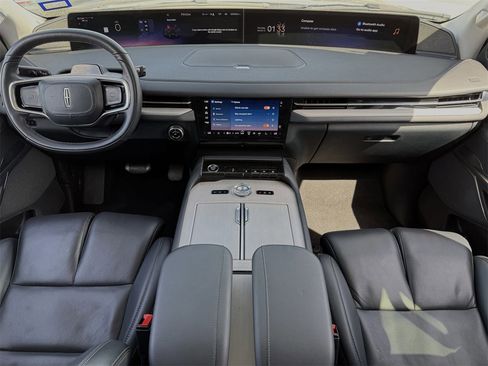 Used 2025 Lincoln Navigator Reserve image 11