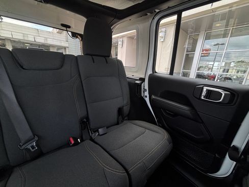 Used 2025 Jeep Wrangler Unlimited Sahara AWD/4WD image 37