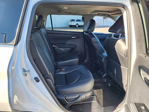 Used 2023 Toyota Highlander XLE image 14