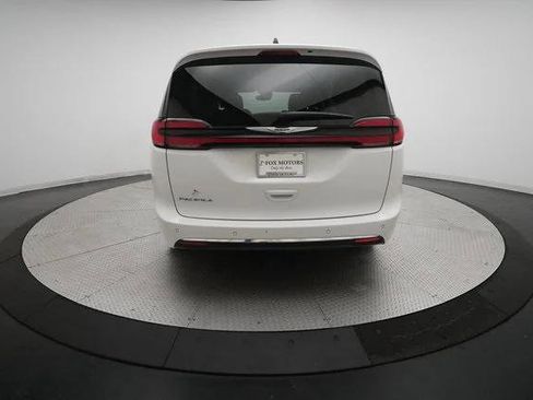 Certified 2024 Chrysler Pacifica Touring-L image 25