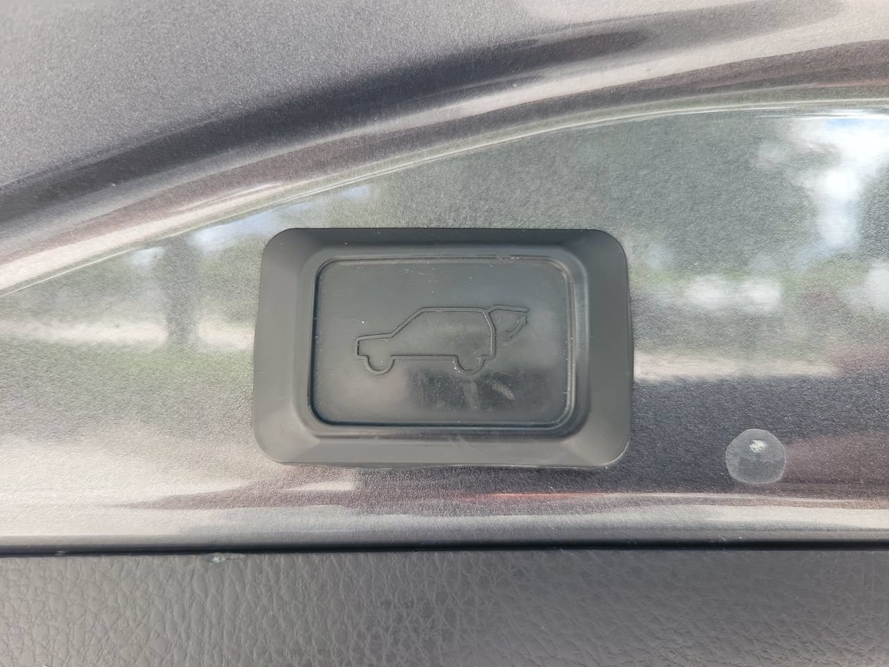 Used 2018 Toyota RAV4 XLE FWD image 9