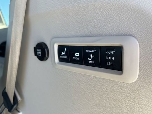 Used 2018 Chrysler Pacifica Limited image 13