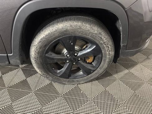 Used 2019 Jeep Cherokee Latitude Plus AWD/4WD image 40