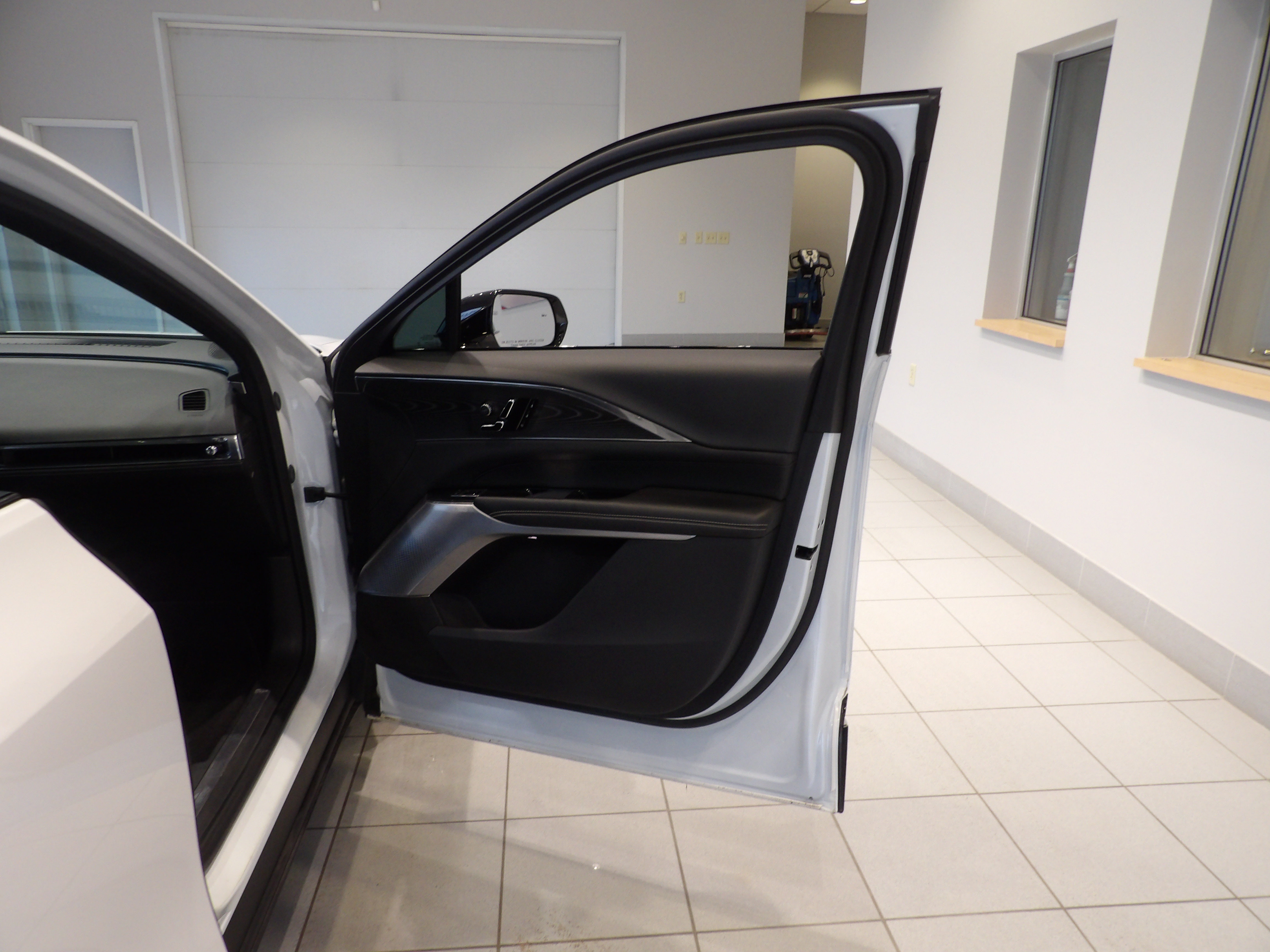 Used 2024 Cadillac Lyriq Luxury AWD/4WD image 25