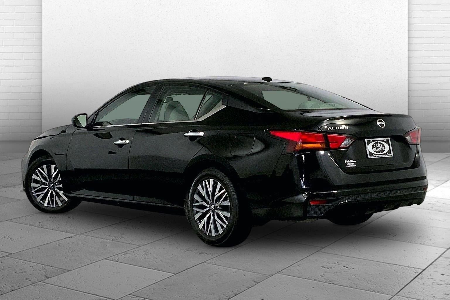 Used 2025 Nissan Altima 2.5 SV FWD image 11