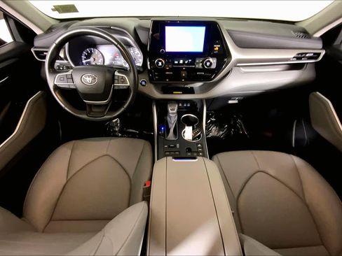 Used 2023 Toyota Highlander XLE image 16