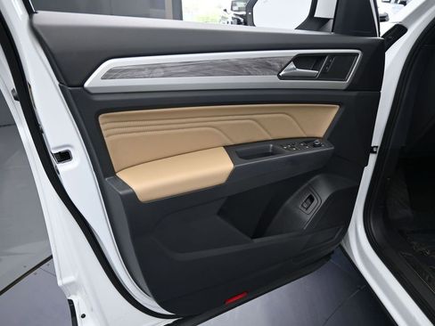 Used 2021 Volkswagen Atlas Cross Sport SE w/ Panoramic Sunroof Package image 17