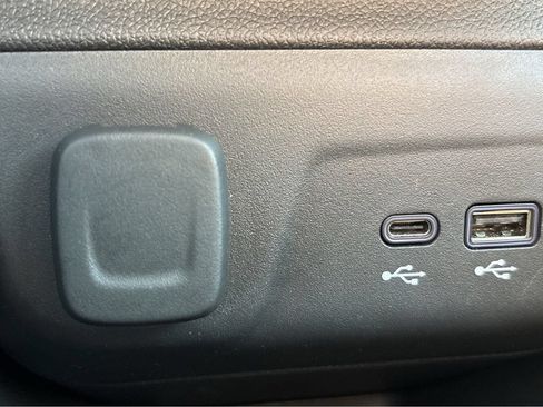 Used 2025 Chevrolet TrailBlazer LT w/ LT Cold Weather Package FWD image 17