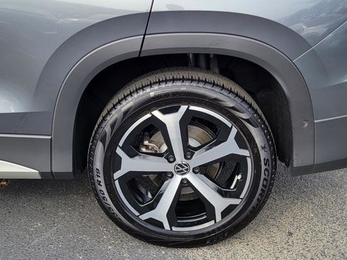 Certified 2025 Volkswagen Tiguan SE image 13