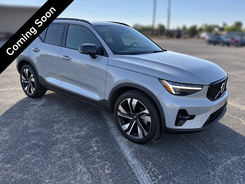 Certified 2024 Volvo XC40 B5 Plus w/ Climate Package AWD/4WD image 2