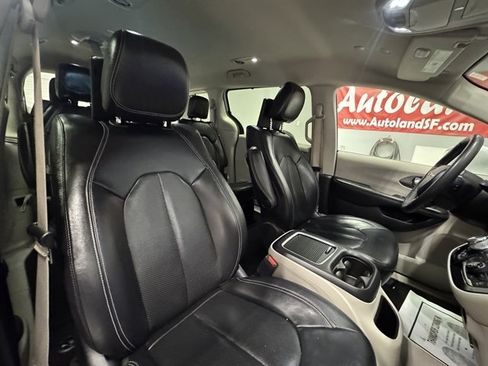 Used 2022 Chrysler Pacifica Touring-L w/ Uconnect Theater Family Group image 12
