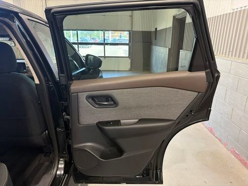 Used 2023 Nissan Rogue S AWD/4WD image 13