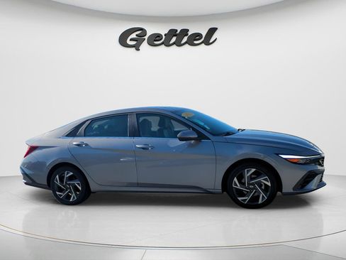 Used 2025 Hyundai Elantra Limited FWD image 3