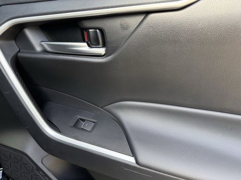 Used 2025 Toyota RAV4 XLE image 38