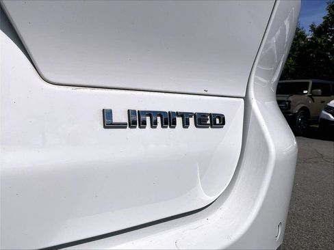 Used 2023 Jeep Grand Cherokee L Limited AWD/4WD image 29