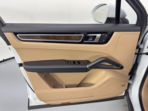 Used 2022 Porsche Cayenne S Platinum w/ Premium Package Plus image 43