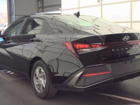 Used 2025 Hyundai Elantra SE image 4