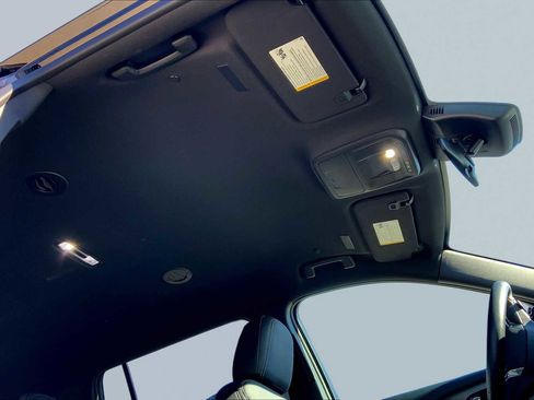 Used 2025 Chevrolet Traverse LT FWD image 14
