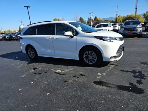 Used 2025 Toyota Sienna LE image 71