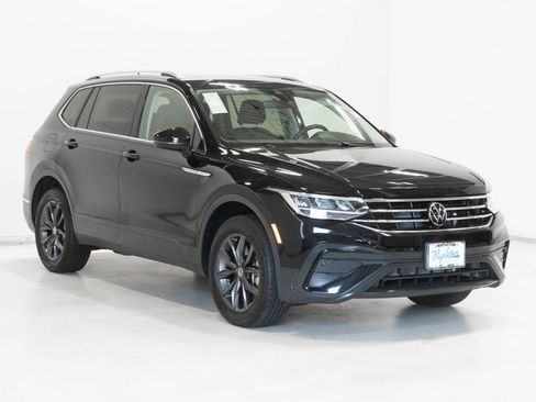 Used 2023 Volkswagen Tiguan SE w/ Panoramic Sunroof Package FWD image 6