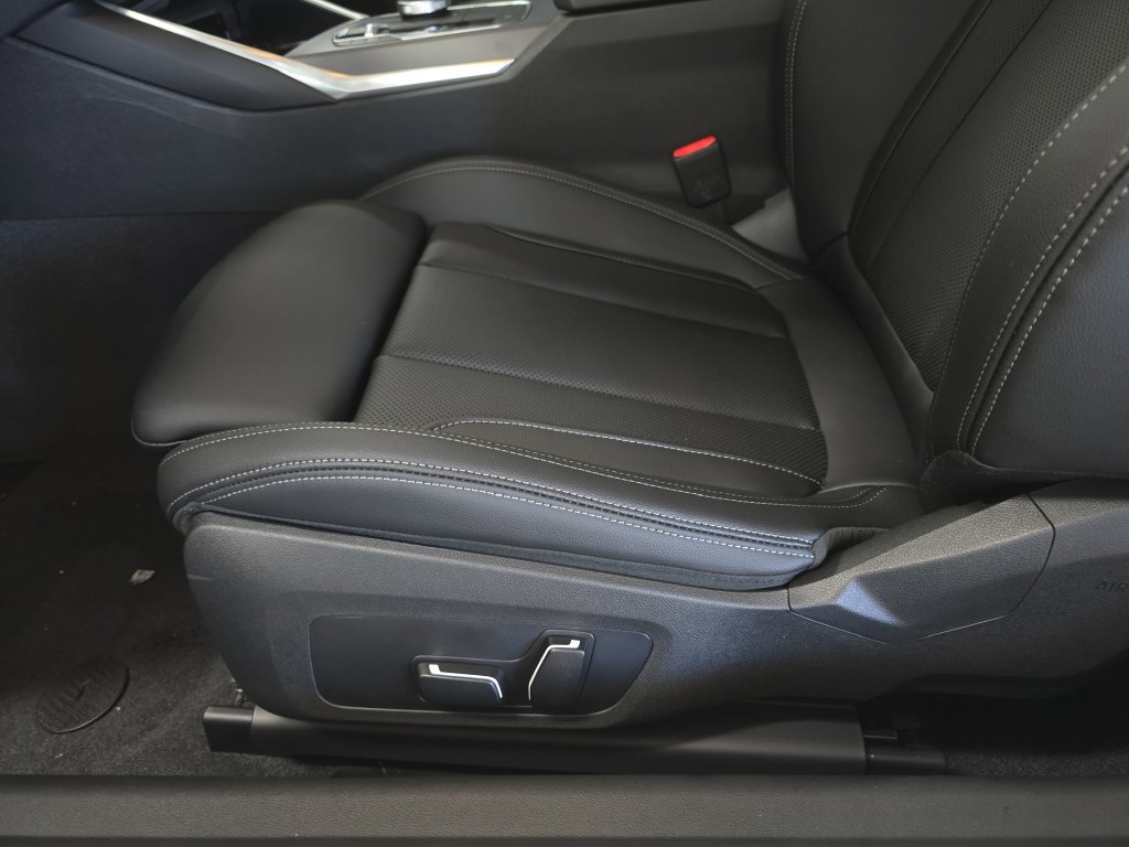 Used 2026 BMW 230i Coupe w/ Convenience Package RWD image 20