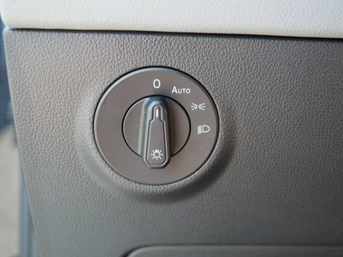 Certified 2022 Volkswagen Taos SE FWD image 24