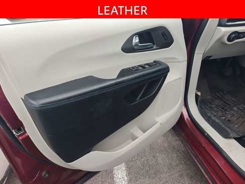 Used 2021 Chrysler Pacifica Touring-L image 5