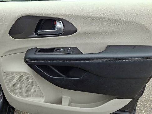 Used 2023 Chrysler Pacifica Touring-L FWD image 10