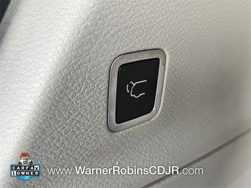 Used 2018 Chrysler Pacifica Touring-L image 14