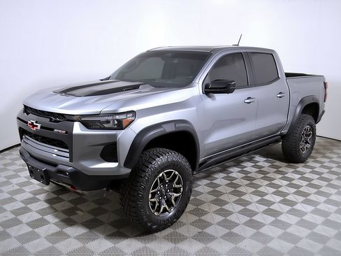 Used 2025 Chevrolet Colorado ZR2 w/ Technology Package AWD/4WD image 3