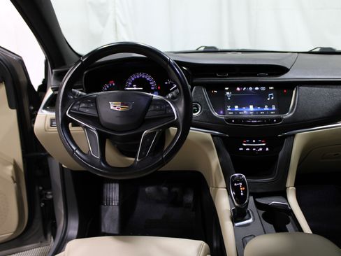 Used 2019 Cadillac XT5 FWD image 2