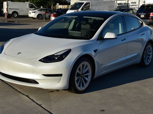 Used 2023 Tesla Model 3 Standard Range image 3