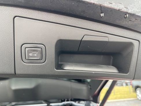 Used 2023 Cadillac XT4 Luxury w/ Cold Weather Package image 8