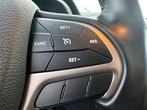 Used 2021 Jeep Grand Cherokee Laredo image 8