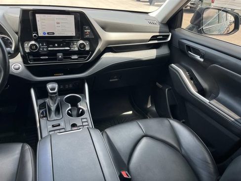 Used 2023 Toyota Highlander XLE AWD/4WD image 17