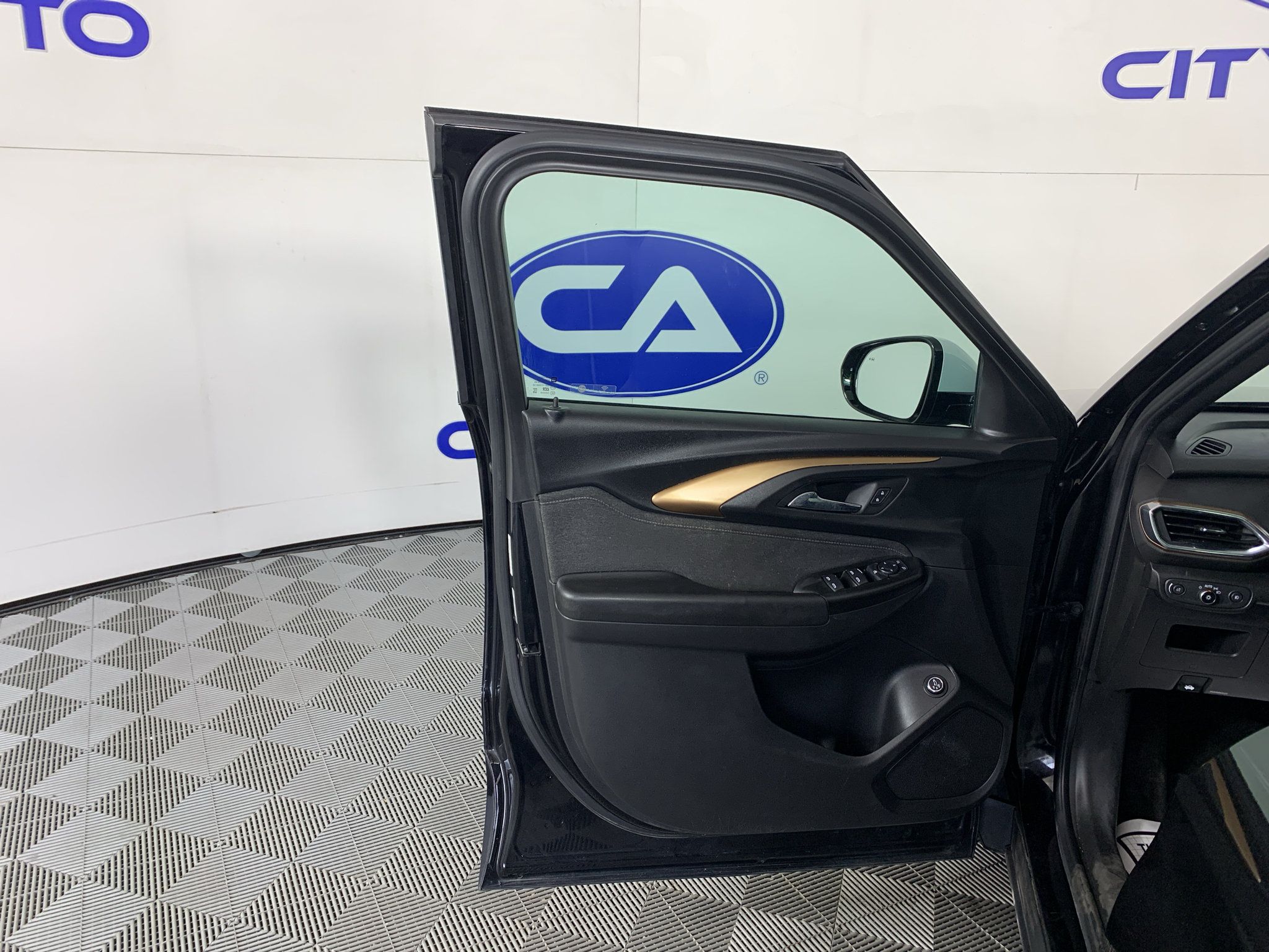 Used 2021 Chevrolet TrailBlazer ACTIV w/ Sun and Liftgate Package FWD image 13