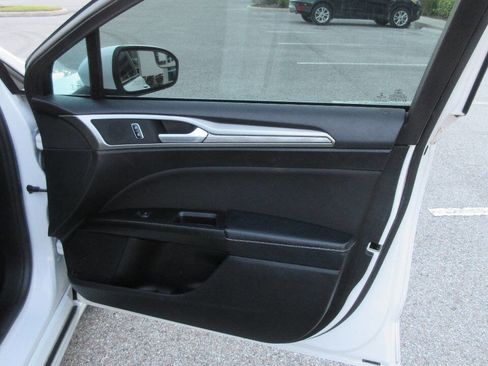 Used 2018 Ford Fusion SE image 24