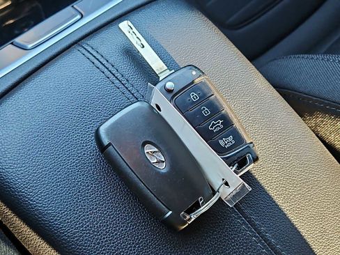 Used 2023 Hyundai Santa Cruz SE image 32