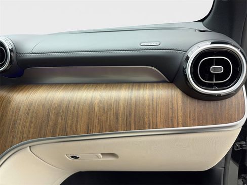 Used 2024 Mercedes-Benz GLC 300 image 48