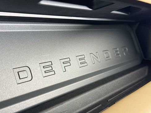 Used 2025 Land Rover Defender 110 X-Dynamic SE AWD/4WD image 22