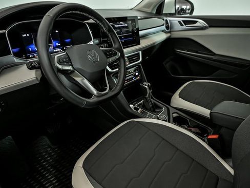 Certified 2025 Volkswagen Taos SE w/ Panoramic Sunroof Package image 9