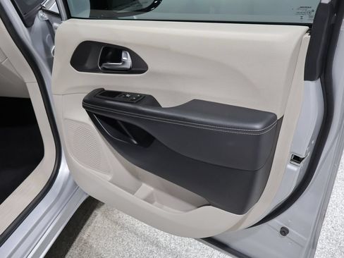 Used 2024 Chrysler Pacifica Touring-L FWD image 25