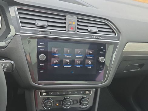 Used 2021 Volkswagen Tiguan SE image 20
