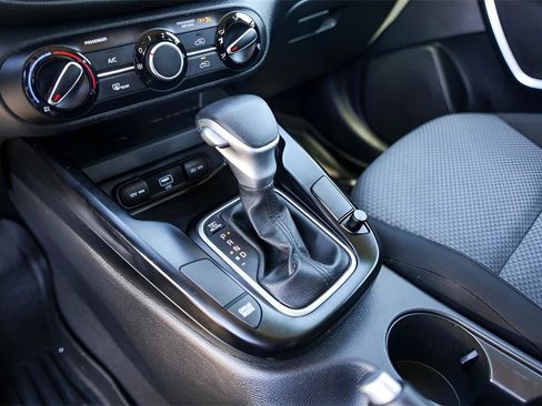 Used 2022 Kia Soul LX image 18