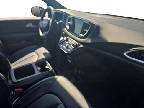 Used 2025 Chrysler Pacifica Select FWD image 11