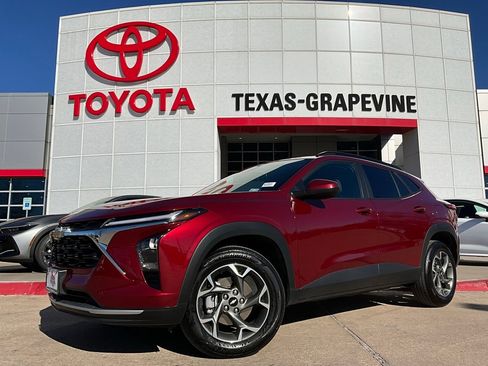 Used 2025 Chevrolet Trax LT image 2