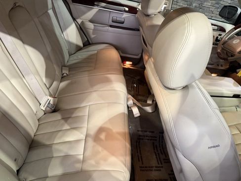 Used 2003 Lincoln Town Car Signature image 4