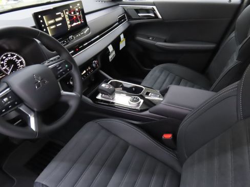 New 2025 Mitsubishi Outlander SE image 20
